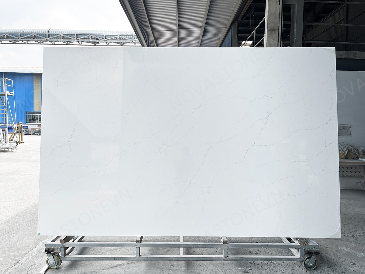 White Carrara Style Quartz Slab NV678 Vietnam Factory