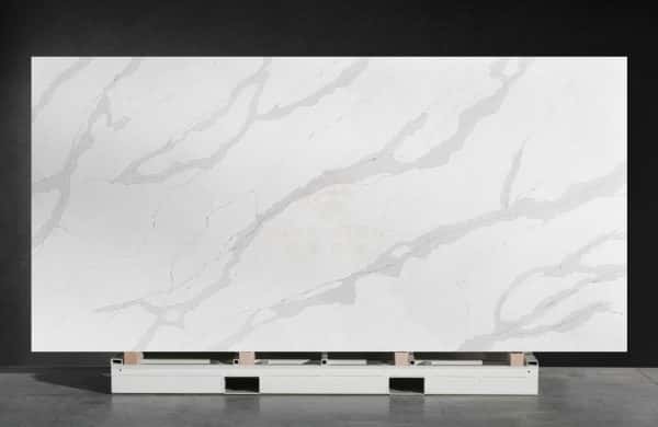NV905 Vietnam Factory Made Good Price Moving Grain Calacatta Quartz Stone Slab