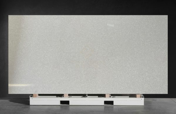 NV608 Customized Artificial Carrara Creamy White Floral Anti-Discoloration Quartz Stone Slab