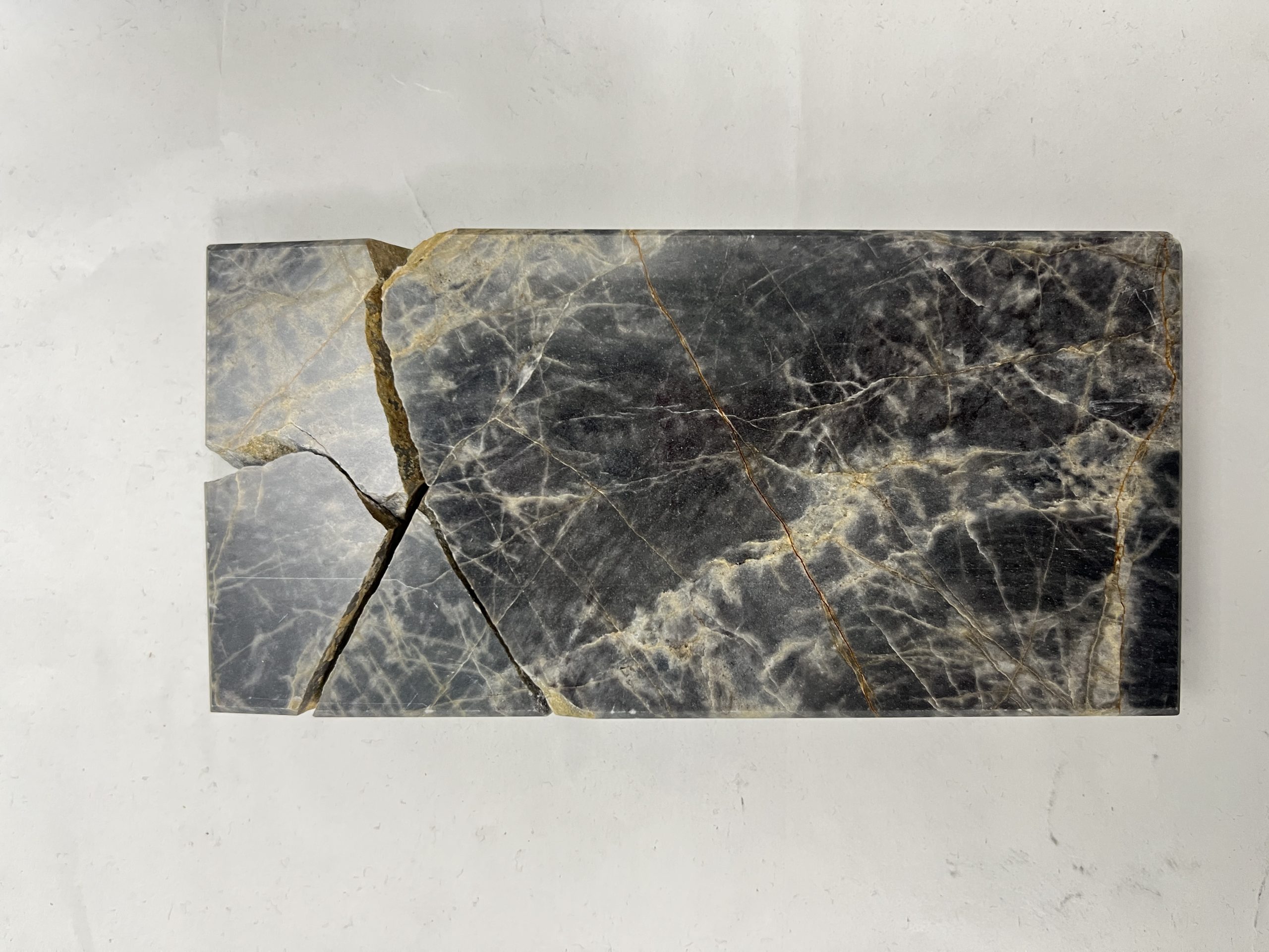 Why We Strongly Recommend Engineered Quartz Stone？